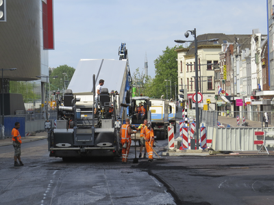906975 Afbeelding van het asfalteren van de rijbanen aan de noordzijde van het Vredenburg te Utrecht.